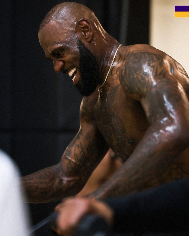 詹姆斯季后赛前加练 湖人官推配文累是心理作用