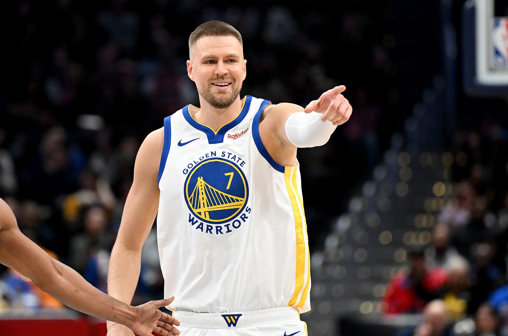 季后赛X因素深度报告：伤病阴影下的杰威 李凯尔的小球中锋实验