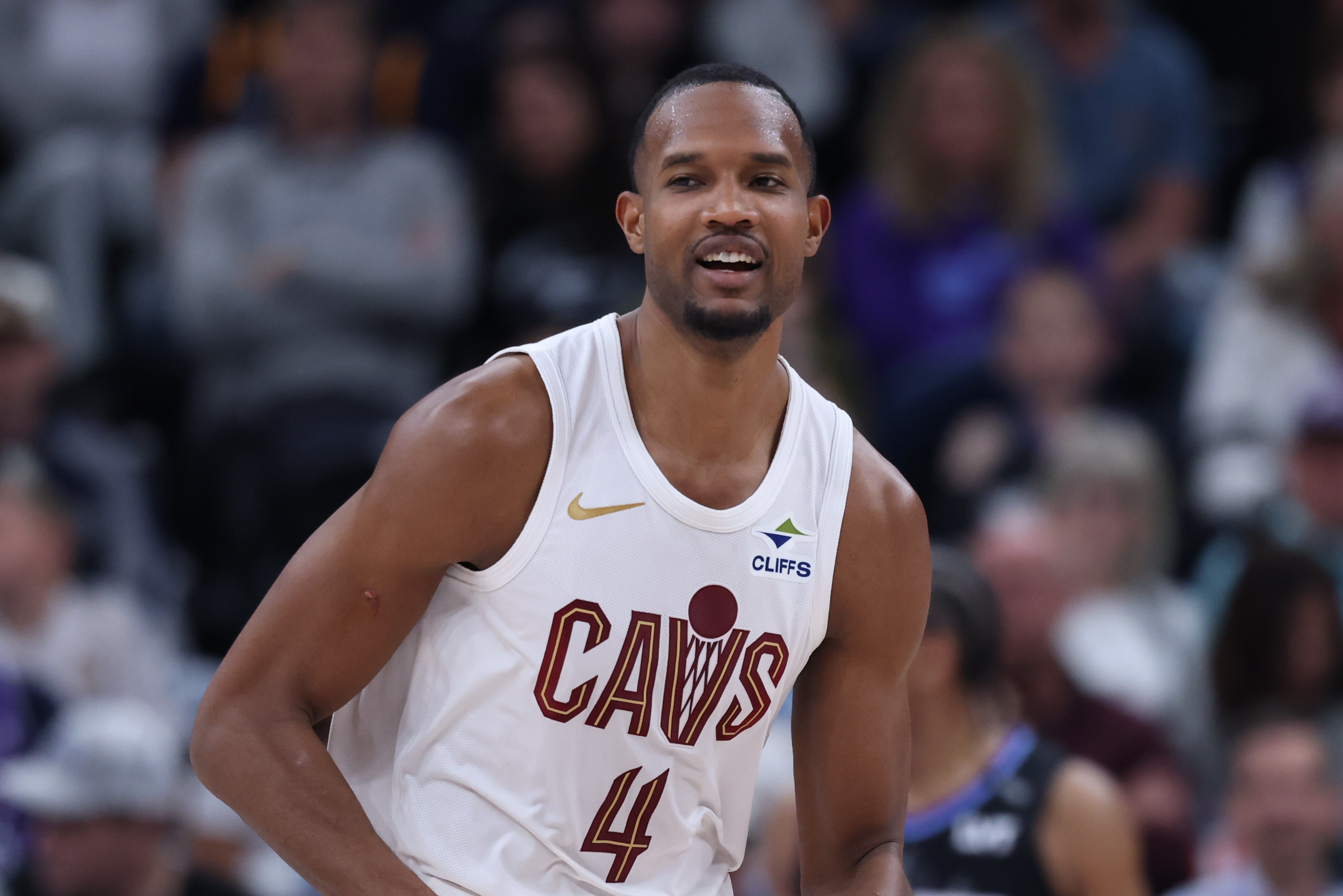 季后赛X因素深度报告：伤病阴影下的杰威 李凯尔的小球中锋实验