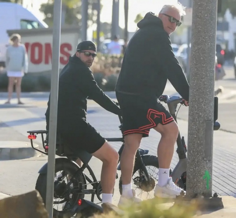 东契奇洛杉矶街头骑行 左腿筋注射治疗后将缺席G1