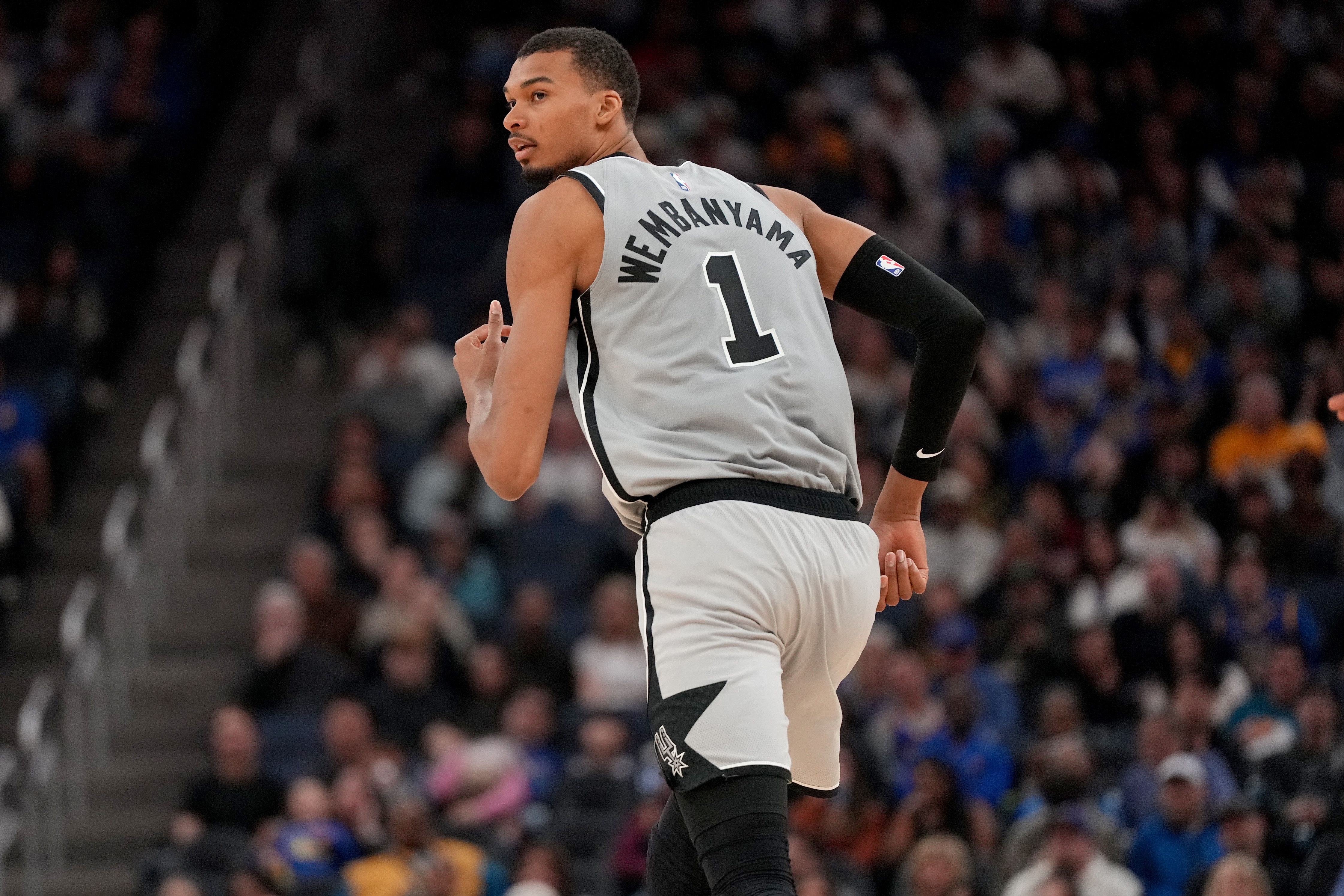 文班亚马季后赛首秀35分颠覆攻防逻辑 马刺锋线群深度绞杀开拓者