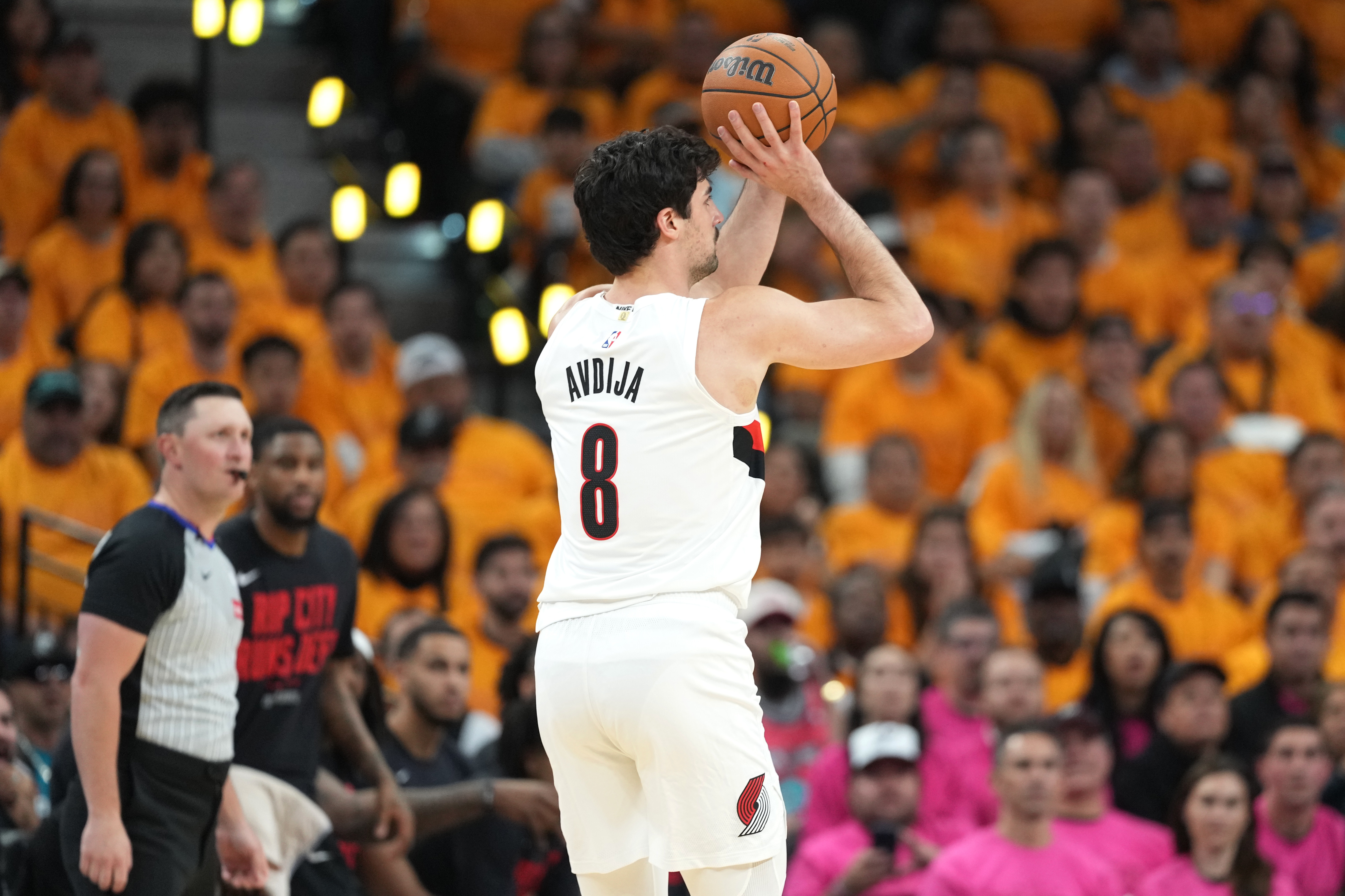 文班亚马季后赛首秀35分颠覆攻防逻辑 马刺锋线群深度绞杀开拓者