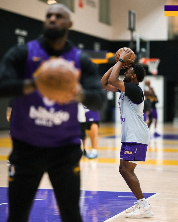 湖人备战火箭G2 官推发布训练图集