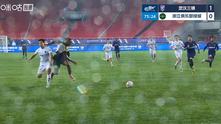 卡迪斯禁区内倒地未获点球 武汉三镇浙江争议判罚