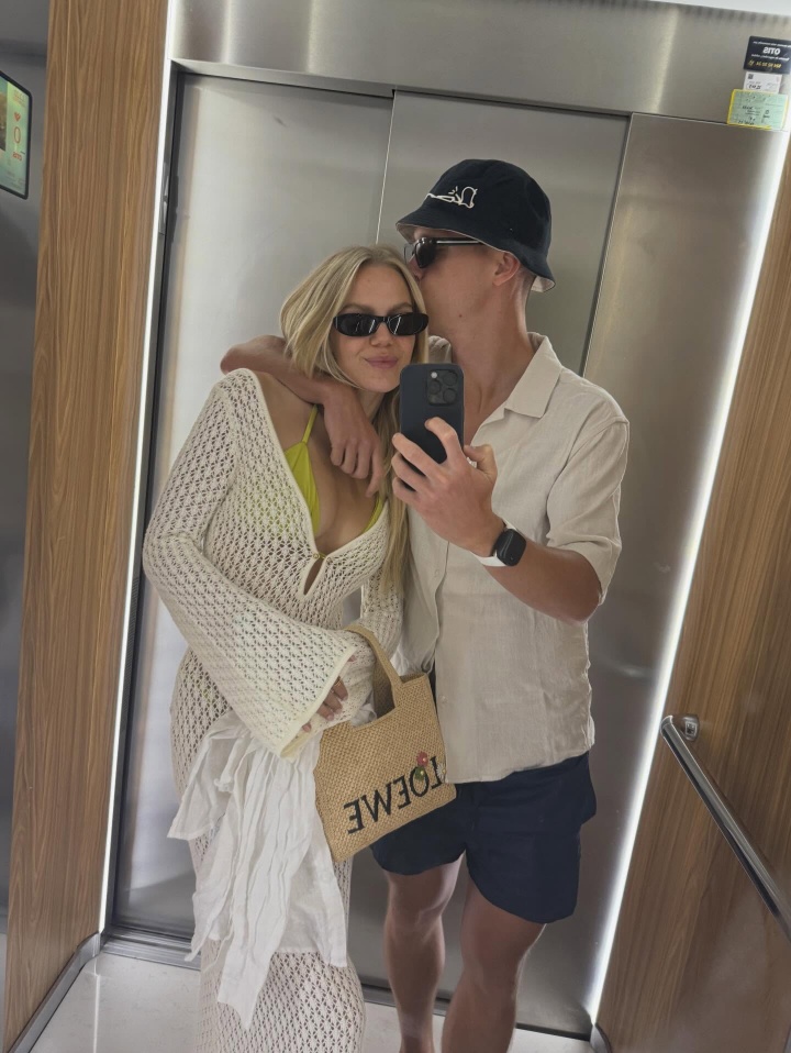 瓦尔加内衣T台秀 足坛伴侣动态一网打尽