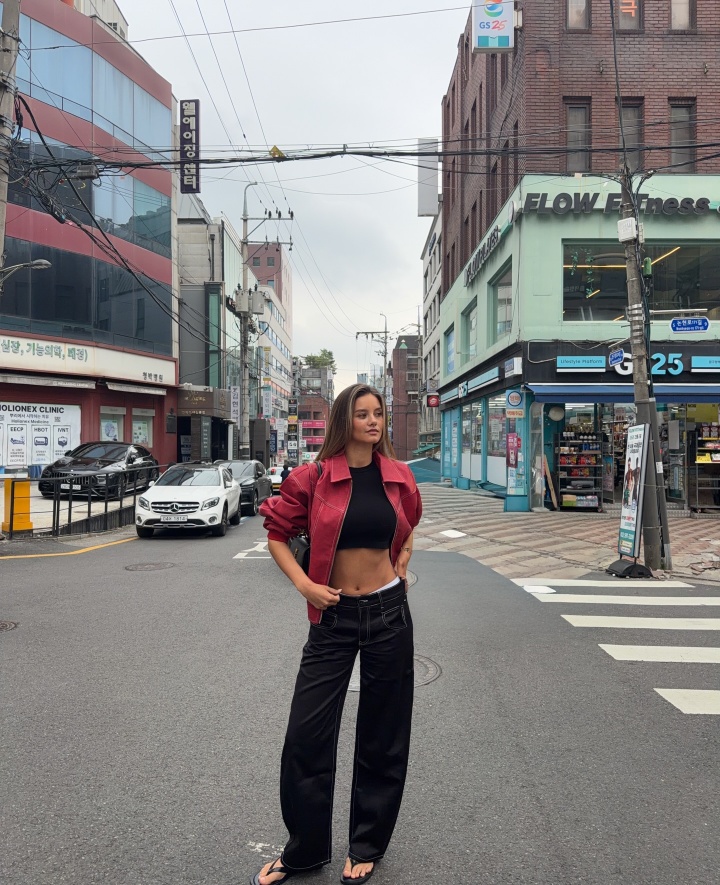 瓦尔加内衣T台秀 足坛伴侣动态一网打尽