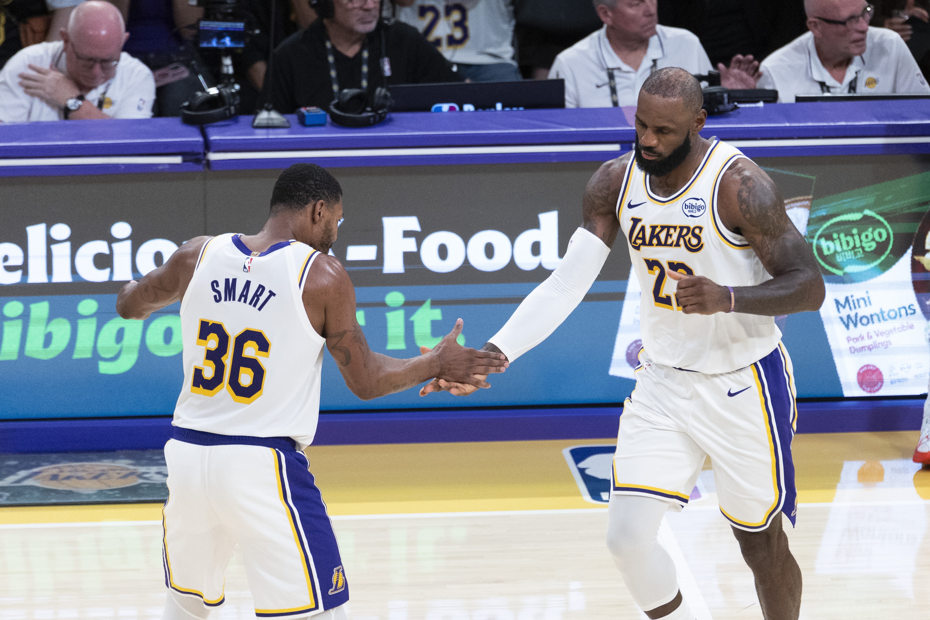 詹姆斯斯玛特合砍50分，雷迪克赞球队经受加时考验