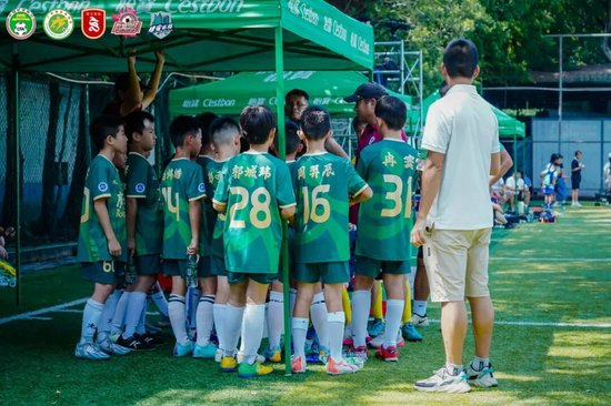 周穗安：未来将铺设更多微型足球场，让青少年“下楼即踢球”