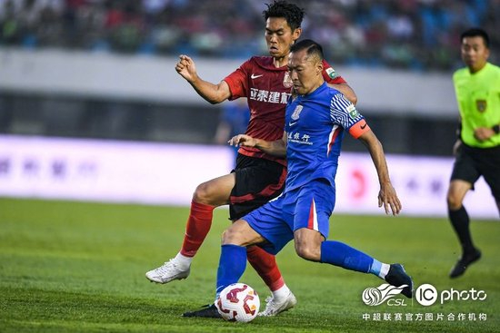 申花2-1客胜亚泰暂登顶 路易斯染黄无缘下轮战国安