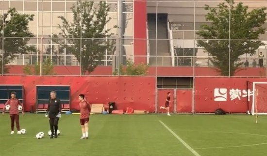 武磊膝盖反复缺席合练 国足上海集训面临枪哑火风险 武磊膝盖反复缺席合练 国足上海集训面临枪哑火风险