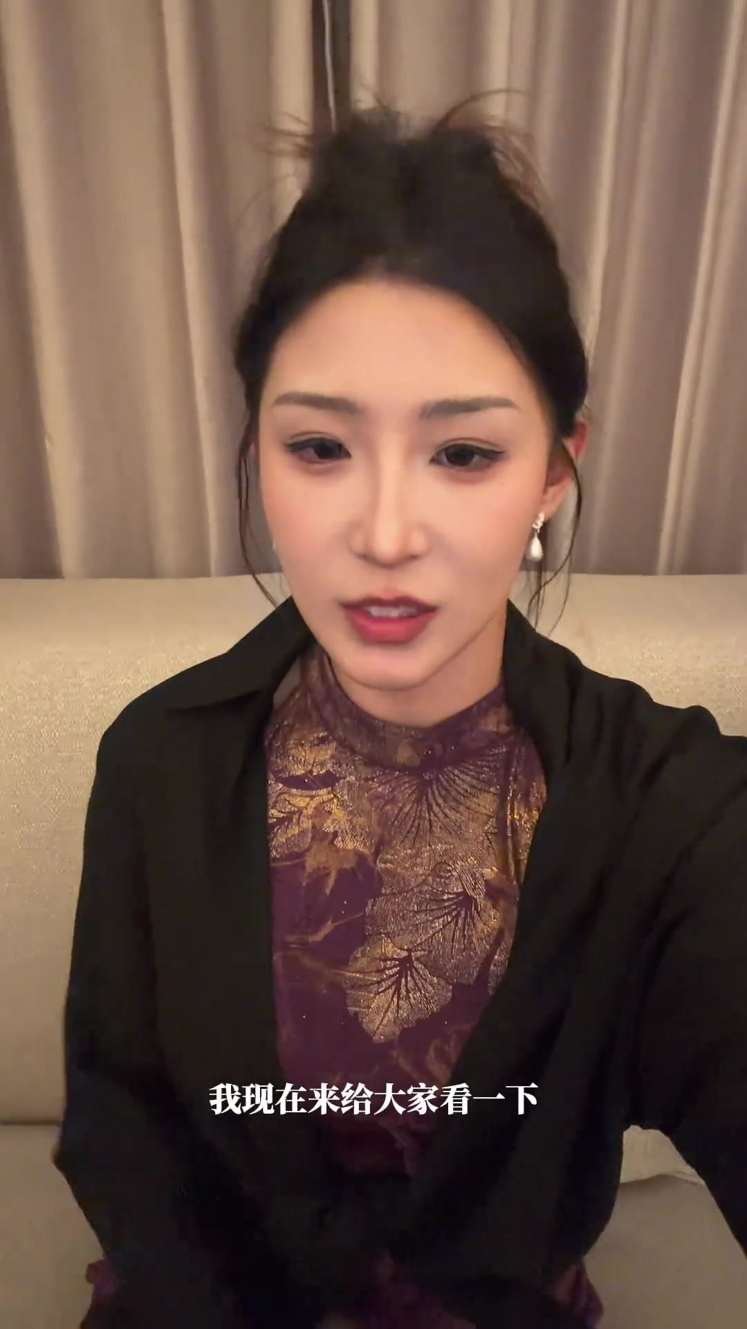 马德李紫色旗袍亮相亚洲杯抽签 称中上签信佳一指导