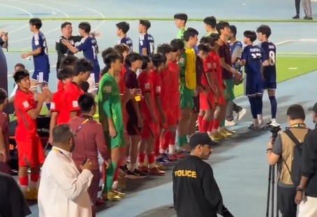 国少2-3日本获U17亚洲杯亚军 赛后中日球迷互致掌声 国少2-3日本获U17亚洲杯亚军 赛后中日球迷互致掌声