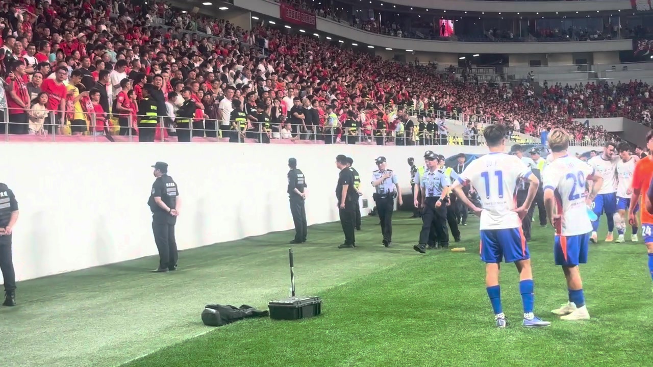 泰山0-1蓉城 克雷桑泽卡伤退 球迷谢场鼓掌