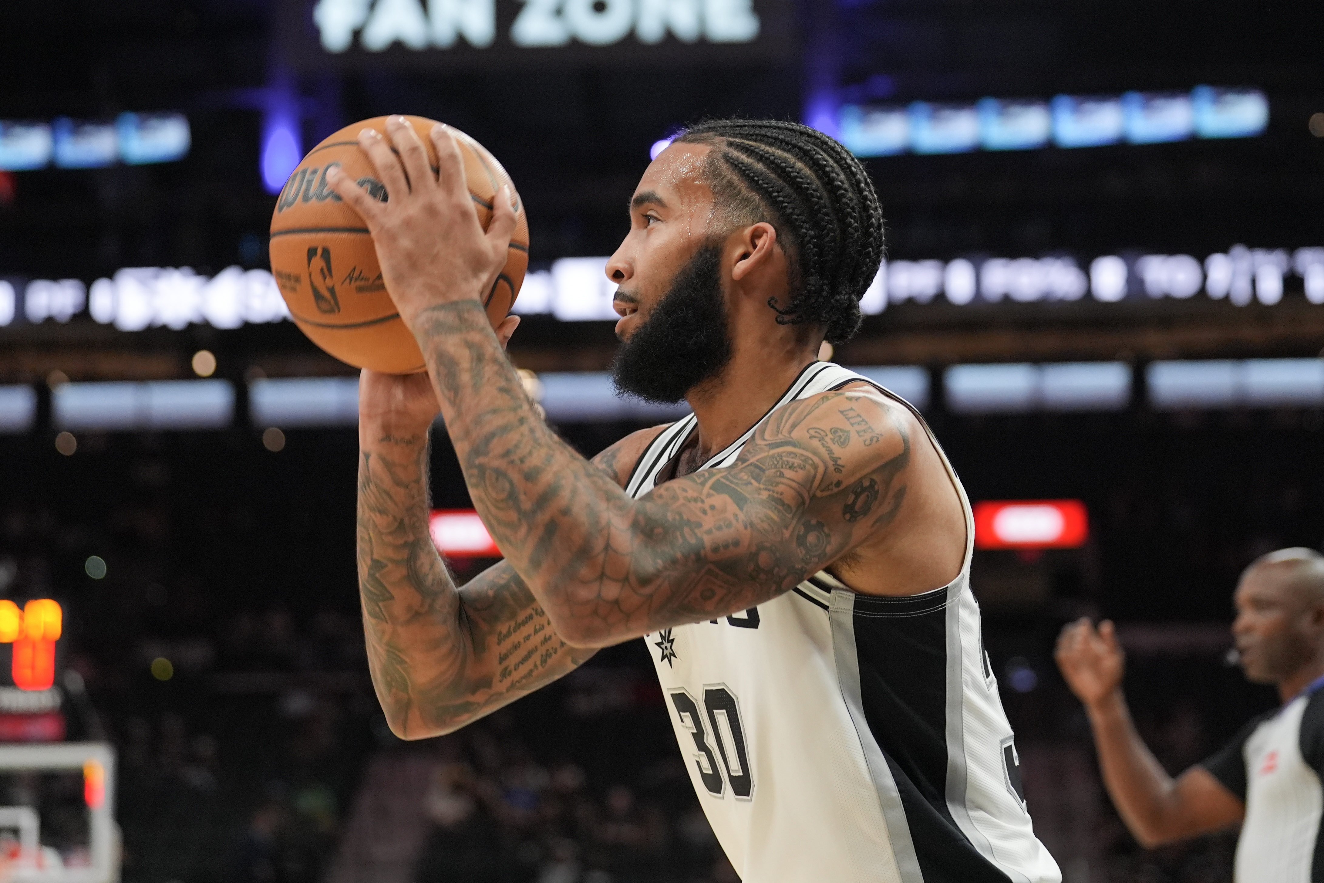 尚帕尼抢七6记三分比肩水花 马刺111-103雷霆晋级总决赛