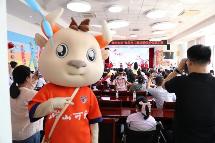 青岛海牛六一公益行动：从福利院到汇演现场