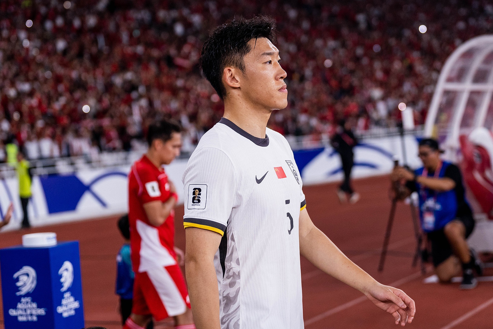 朱辰杰带病打满全场致乌龙失误，国足2-1客胜新加坡