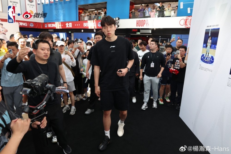 杨瀚森北京见面会结束 发微博致谢教练与球迷 杨瀚森北京见面会结束 发微博致谢教练与球迷