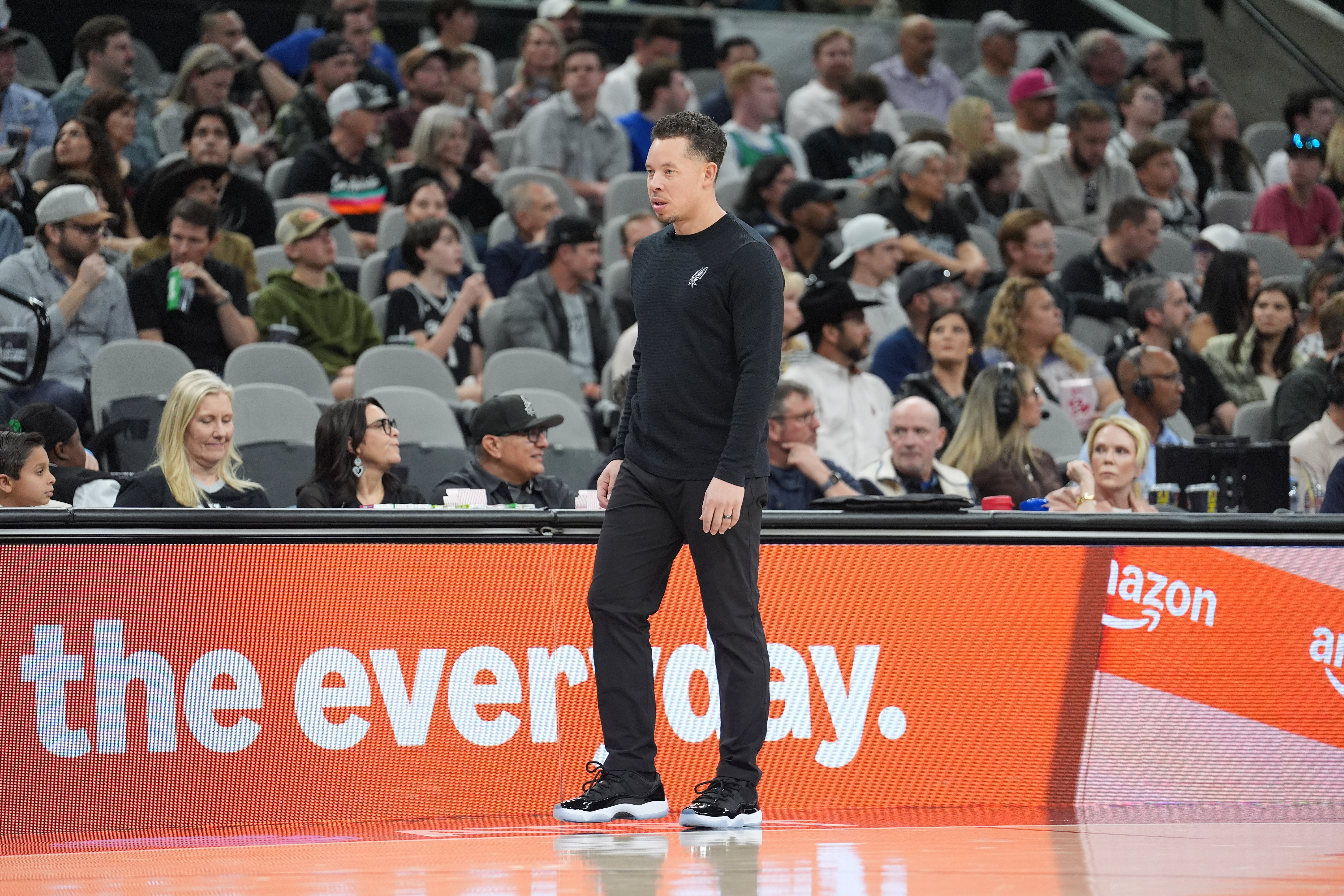 马刺险胜尼克斯扳回一城 米奇:关键时刻仍待打磨但整体进步显著 马刺险胜尼克斯扳回一城 米奇:关键时刻仍待打磨但整体进步显著